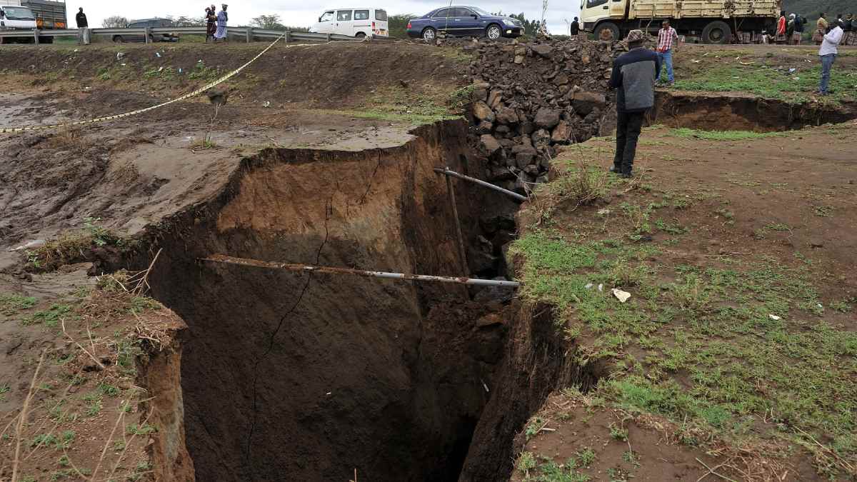 This continent is breaking in two: a new, sixth ocean is to be formed.