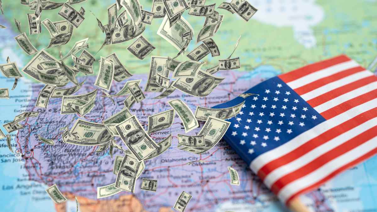 2000 stimulus checks 2025 – dollar bills over U.S. map and flag, symbolizing automatic payments for SSI and SSDI beneficiaries