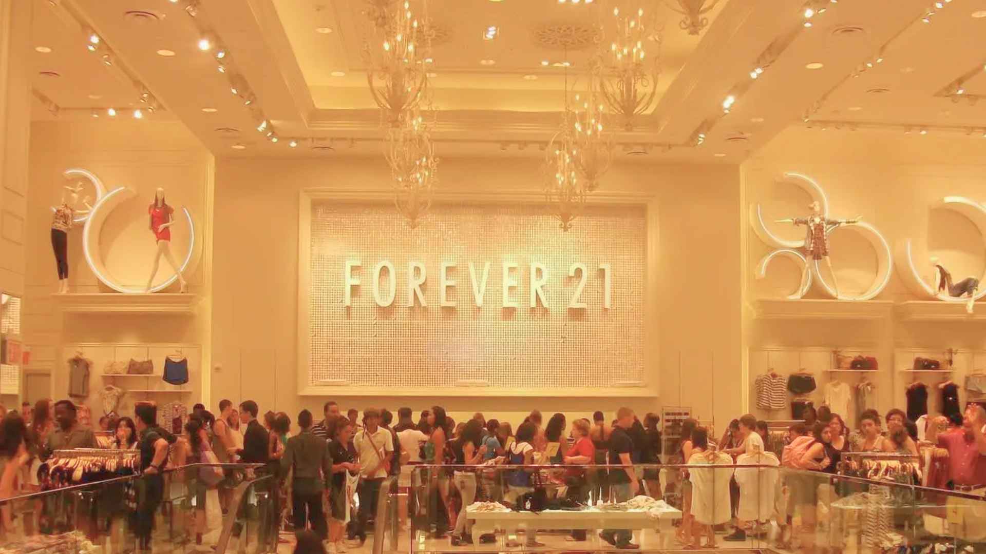 Crowd of shoppers inside a Forever 21 store before its U.S. closures amid bankruptcy and $433 million supplier claims.