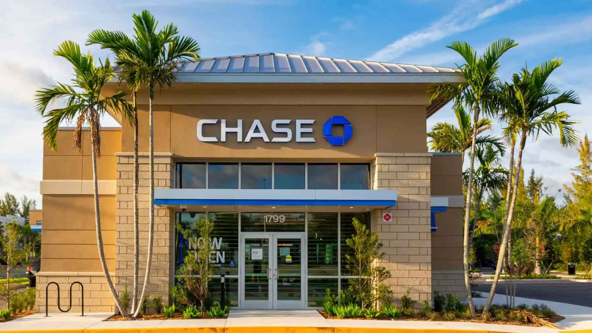 Front view of a Chase Bank branch with palm trees, illustrating the 24-hour Juneteenth closure and ATM service halt.