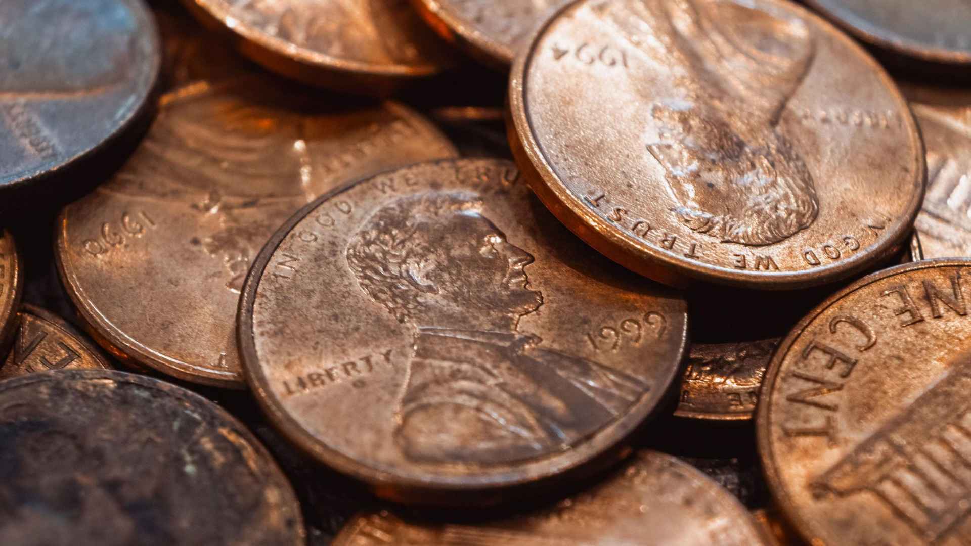 Close-up of scattered Lincoln pennies as the U.S. prepares to phase out the one-cent coin by 2026.