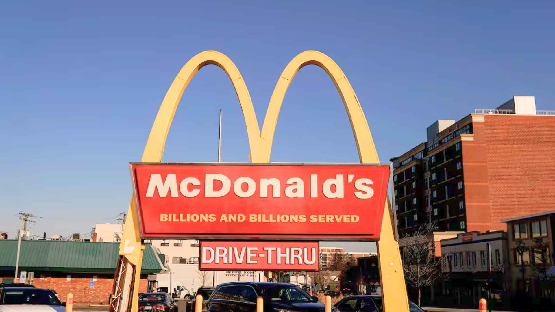 McDonald’s golden-arches sign at a U.S. restaurant, center of new policy ending unlimited drink refills.