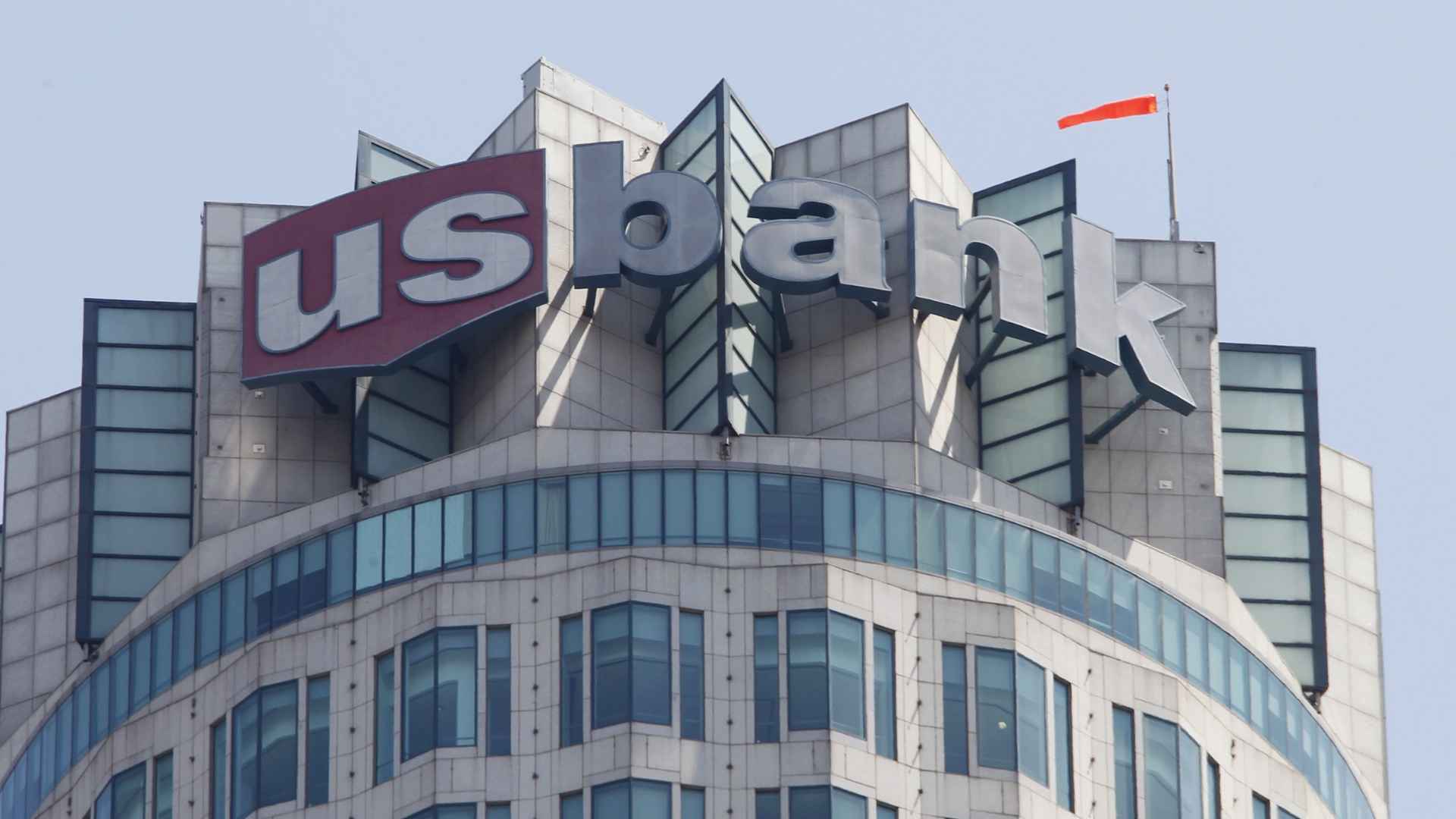 US Bank headquarters with large logo atop a glass-fronted tower, illustrating the bank’s urgent warning to account holders about possible closures.