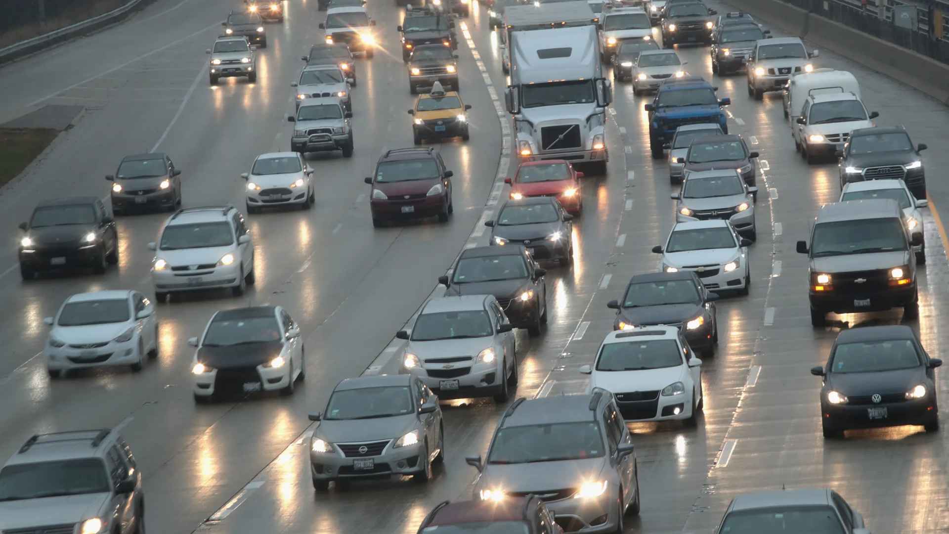Heavy traffic on Ohio highway as drivers regain licenses after legal reform under House Bill 29.