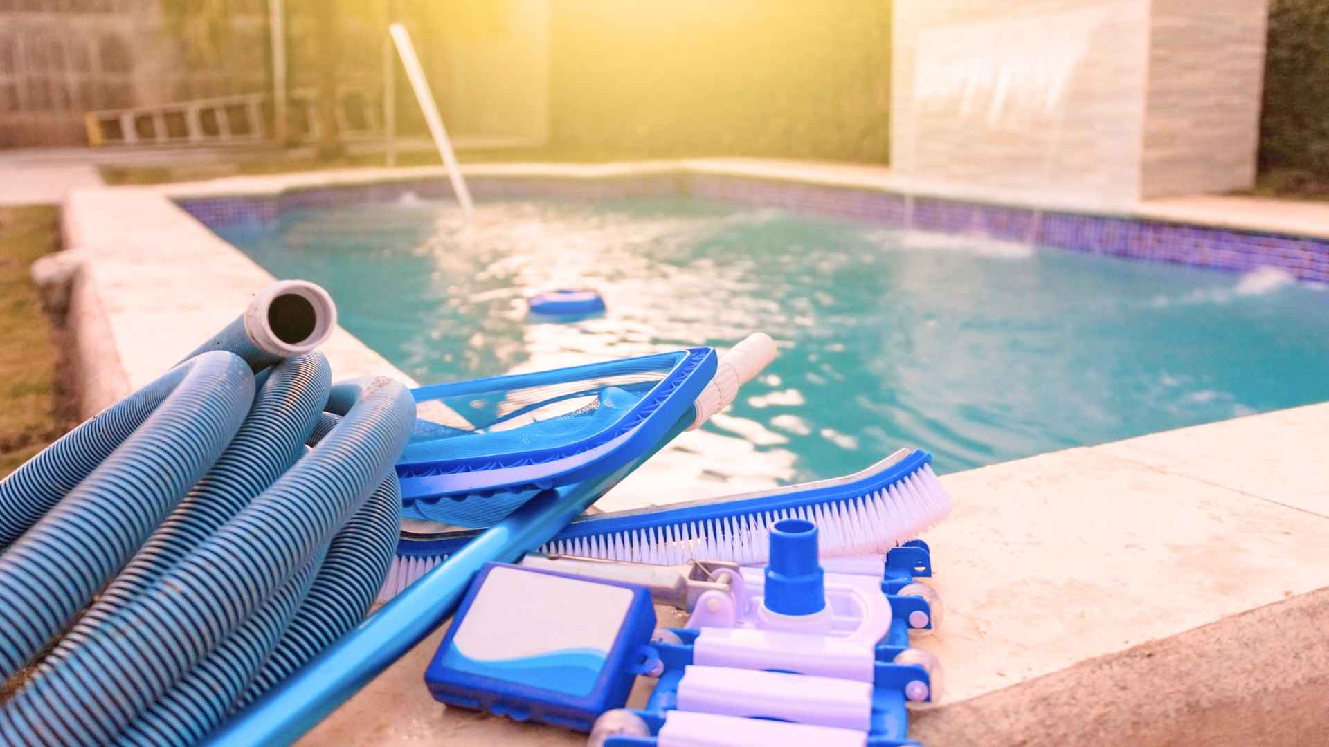 Budget pool-cleaning kit—hose, skimmer net and brush—used for the trick that leaves pool bottoms spotless and saves hundreds of euros.