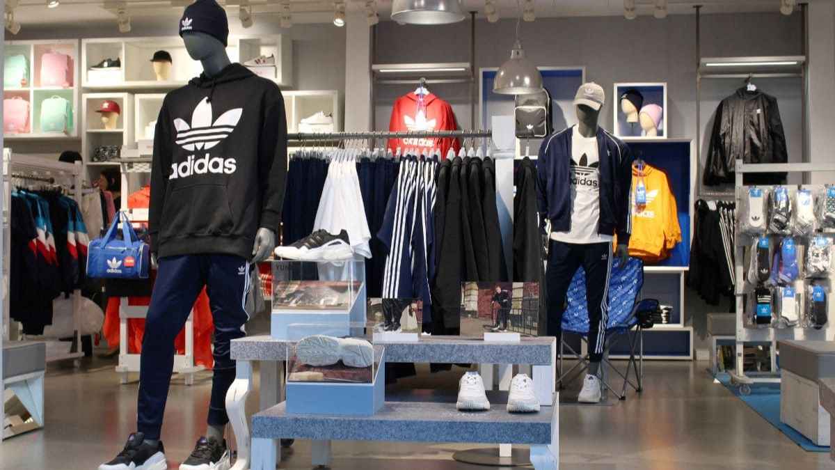 27 personas trabajar en ADIDAS