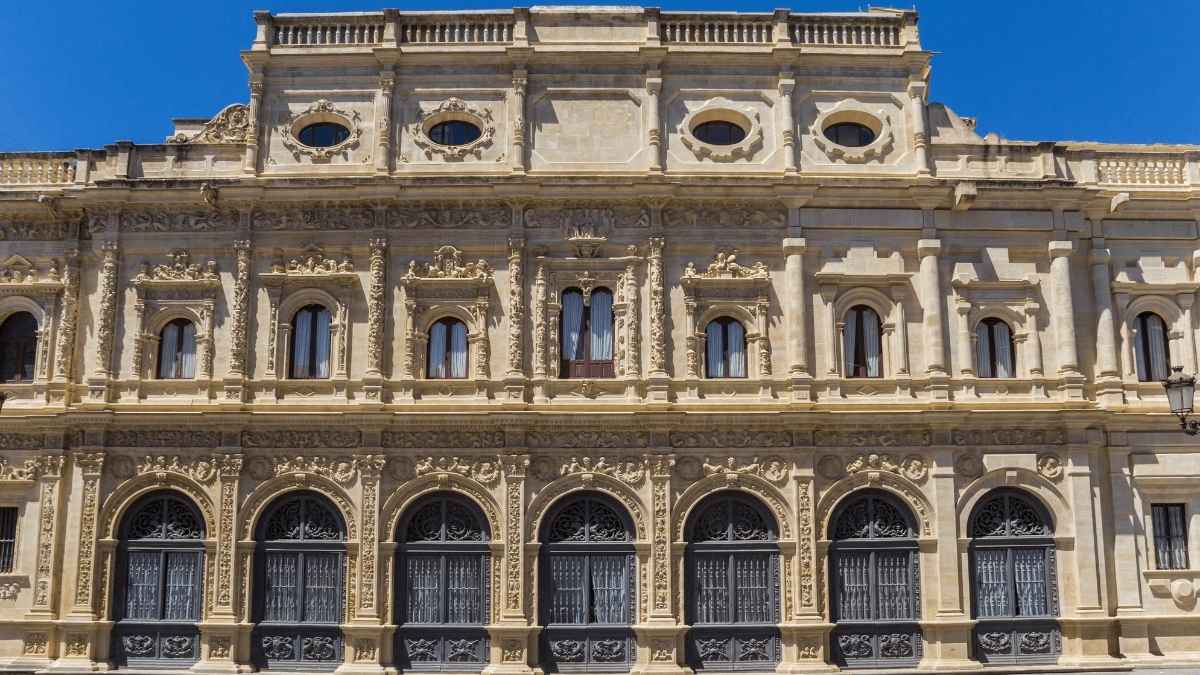 Ayuntamiento de Sevilla busca plazas administrativas en empleo público.