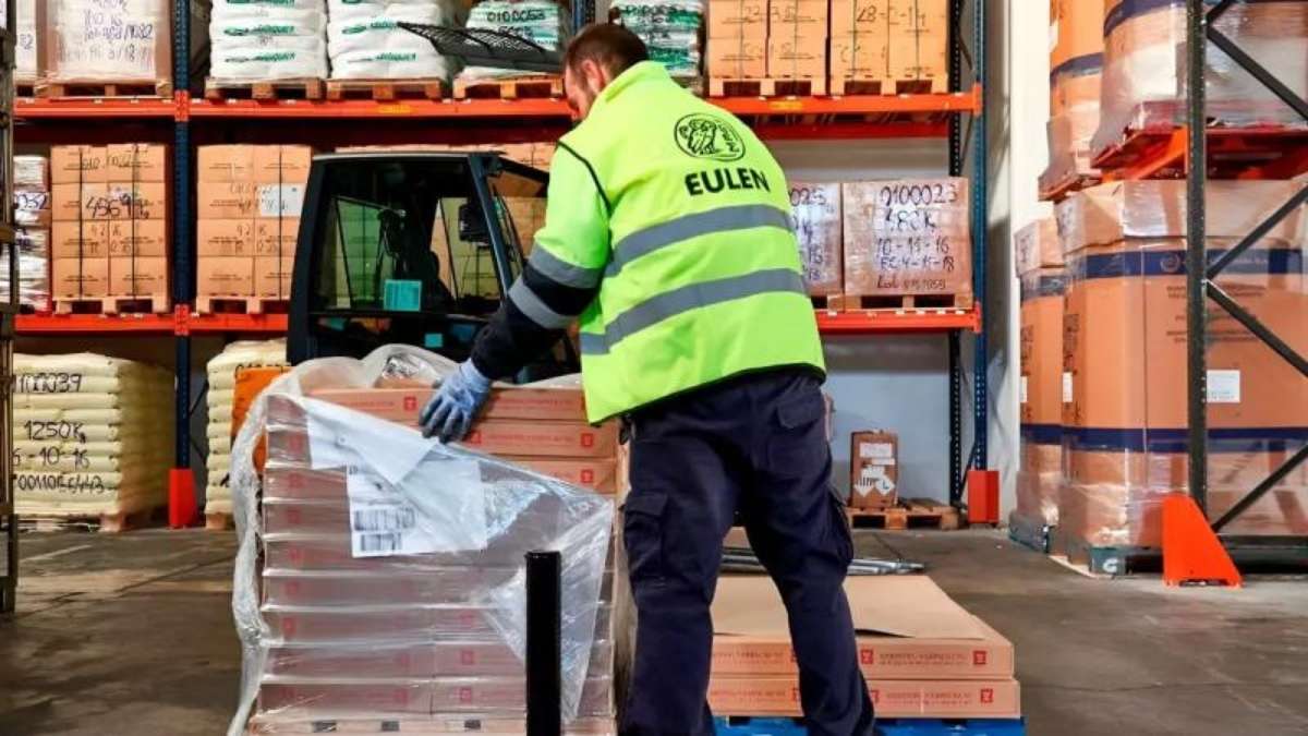 Sueldo de 1.600€ y jornada de L-S: Grupo Eulen lanza más de 70 ofertas de empleo para sector de logística y almacén.