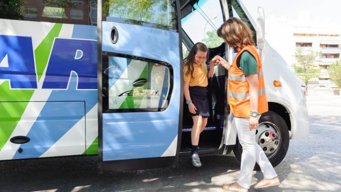 Se busca personal para trabajar como acompañante en transporte escolar: jornada parcial y empleo fijo.