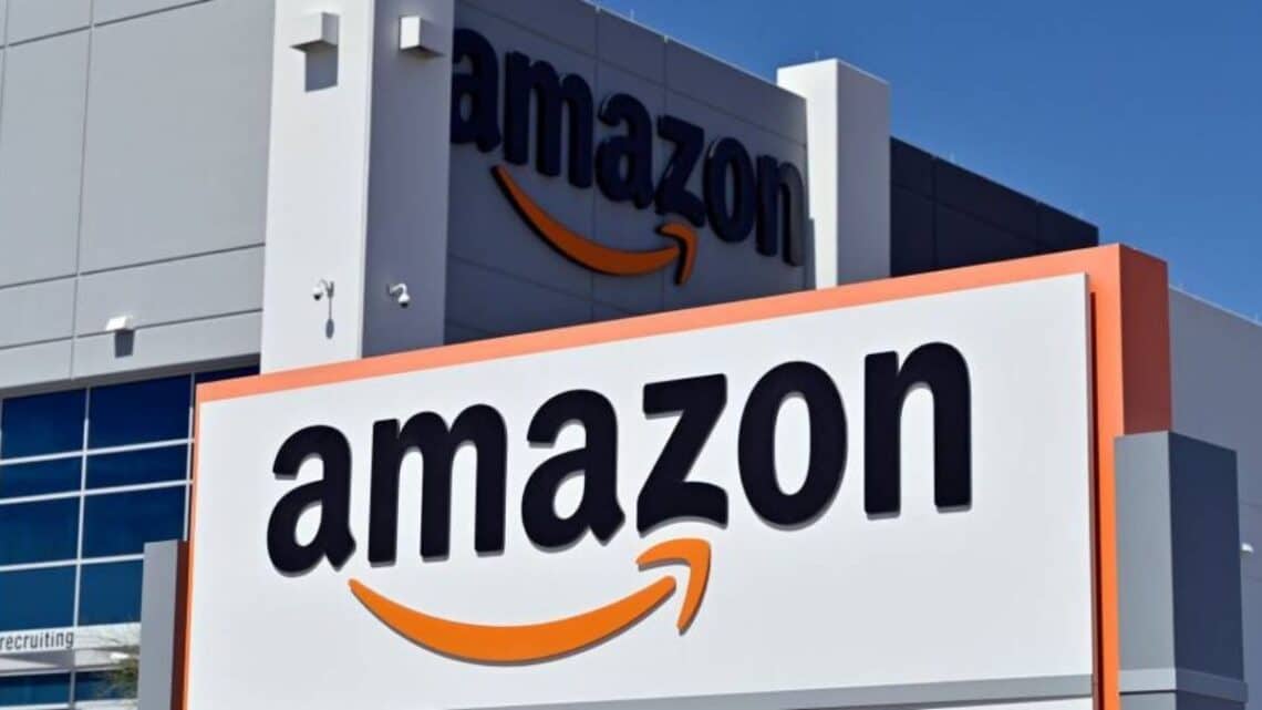 Amazon busca empleados para trabajo híbrido.