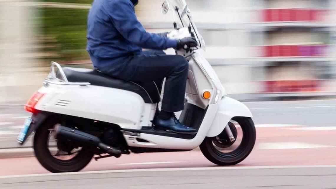 DGT anuncia: los conductores de coche no podrán llevar motos por este motivo.