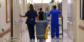 Hospitales buscan personal para trabajar.