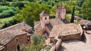 Increíble gastronomía, calles empedradas y murallas ancestrales: conoce este hermoso pueblo medieval de Barcelona, ideal para visitar en Navidad