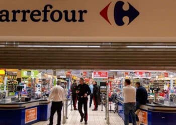 Dos mujeres son pilladas infraganti robando teléfonos móviles en Carrefour