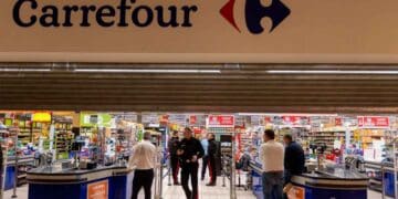 Dos mujeres son pilladas infraganti robando teléfonos móviles en Carrefour