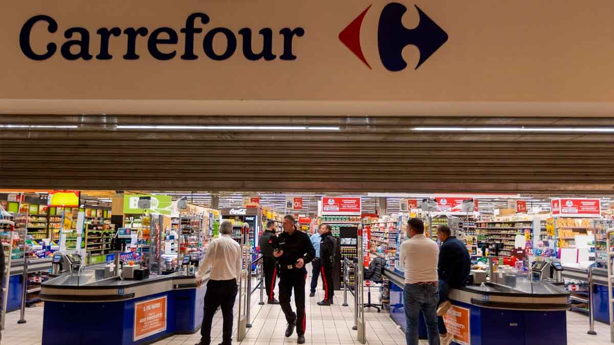 Dos mujeres son pilladas infraganti robando teléfonos móviles en Carrefour