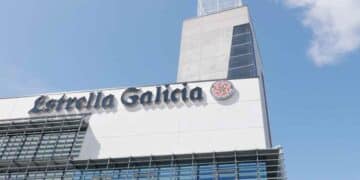 Se necesita personal para trabajar en Estrella Galicia que quieran cobrar 2.416 euros: alojamiento y manutención gratis