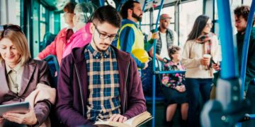 Personas viajando en transporte público tras el regreso de las ayudas al transporte en España 2025.