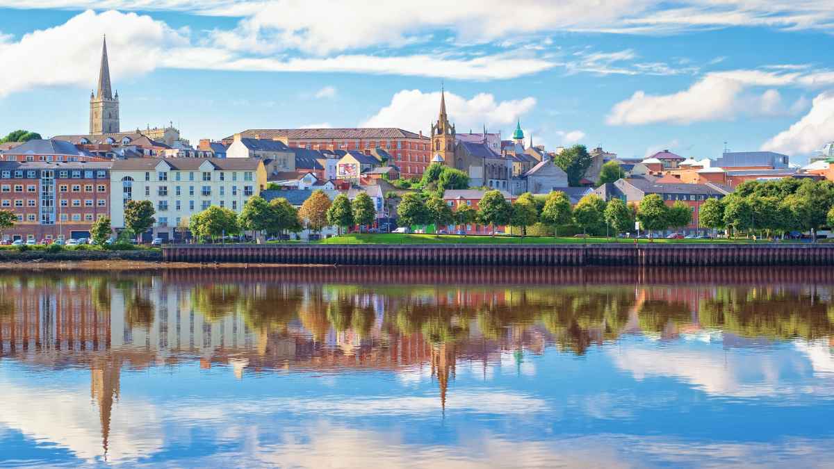 Vista panorámica de una ciudad en Irlanda, destino de empleo para cuidadores internos con sueldos de hasta 3.134 euros al mes y alojamiento incluido