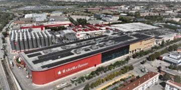 Vista aérea de la fábrica de Estrella Damm en El Prat de Llobregat, España, destacando su planta de producción y depósitos de cerveza