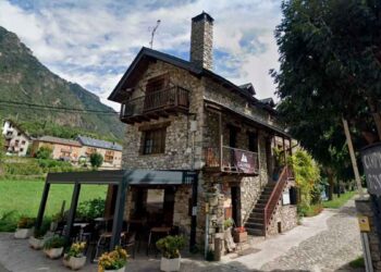 Vista del Camping Boneta en La Vall de Boí, un camping de montaña que busca personal con contrato indefinido y alojamiento