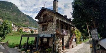 Vista del Camping Boneta en La Vall de Boí, un camping de montaña que busca personal con contrato indefinido y alojamiento