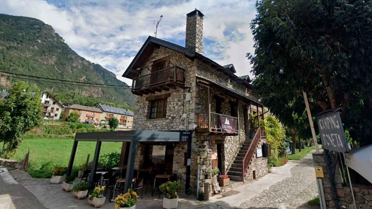 Vista del Camping Boneta en La Vall de Boí, un camping de montaña que busca personal con contrato indefinido y alojamiento