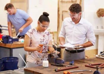 Estudiantes de Formación Profesional en un taller de fontanería con un instructor supervisando el aprendizaje práctico en 2025