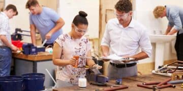 Estudiantes de Formación Profesional en un taller de fontanería con un instructor supervisando el aprendizaje práctico en 2025