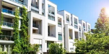 Edificio de apartamentos modernos con áreas verdes y balcones en una zona residencial