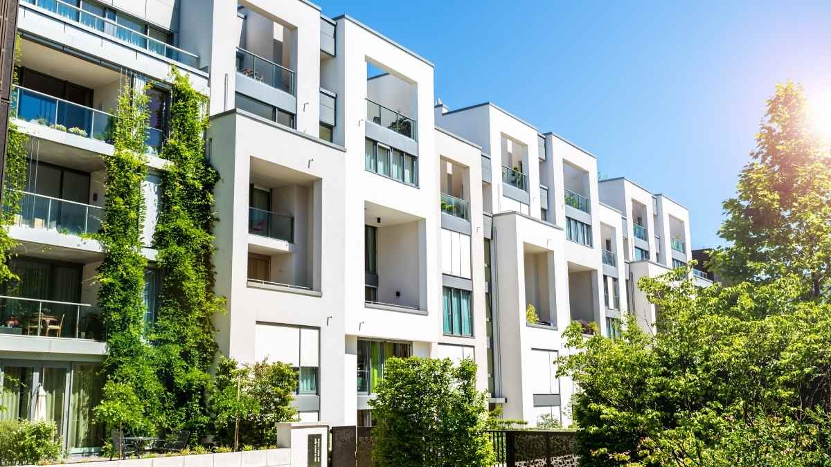 Edificio de apartamentos modernos con áreas verdes y balcones en una zona residencial