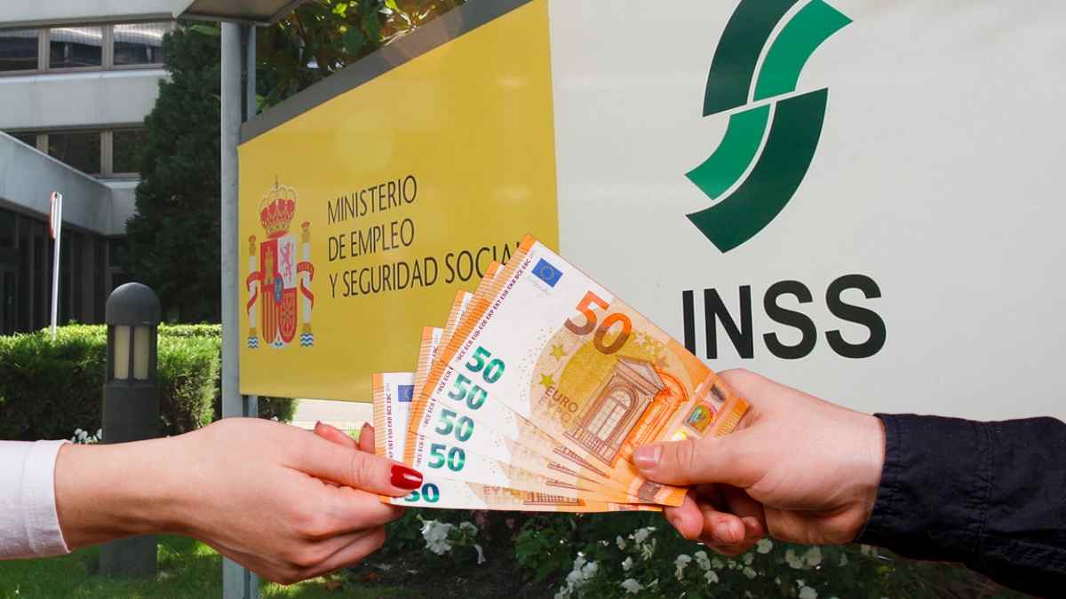 Persona recibiendo dinero frente al Ministerio de Empleo y Seguridad Social, mostrando billetes de 50 euros, relacionado con la ayuda económica de la Seguridad Social en 2025