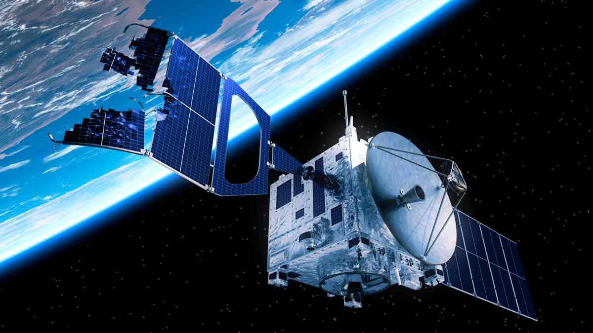 Satélite SpainSat NG I en órbita sobre la Tierra, garantizando comunicaciones seguras para las Fuerzas Armadas españolas y la OTAN