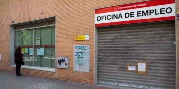 Oficina de empleo cerrada en España, reflejando la reducción del paro a mínimos históricos desde 2008