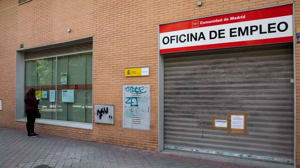 Oficina de empleo cerrada en España, reflejando la reducción del paro a mínimos históricos desde 2008