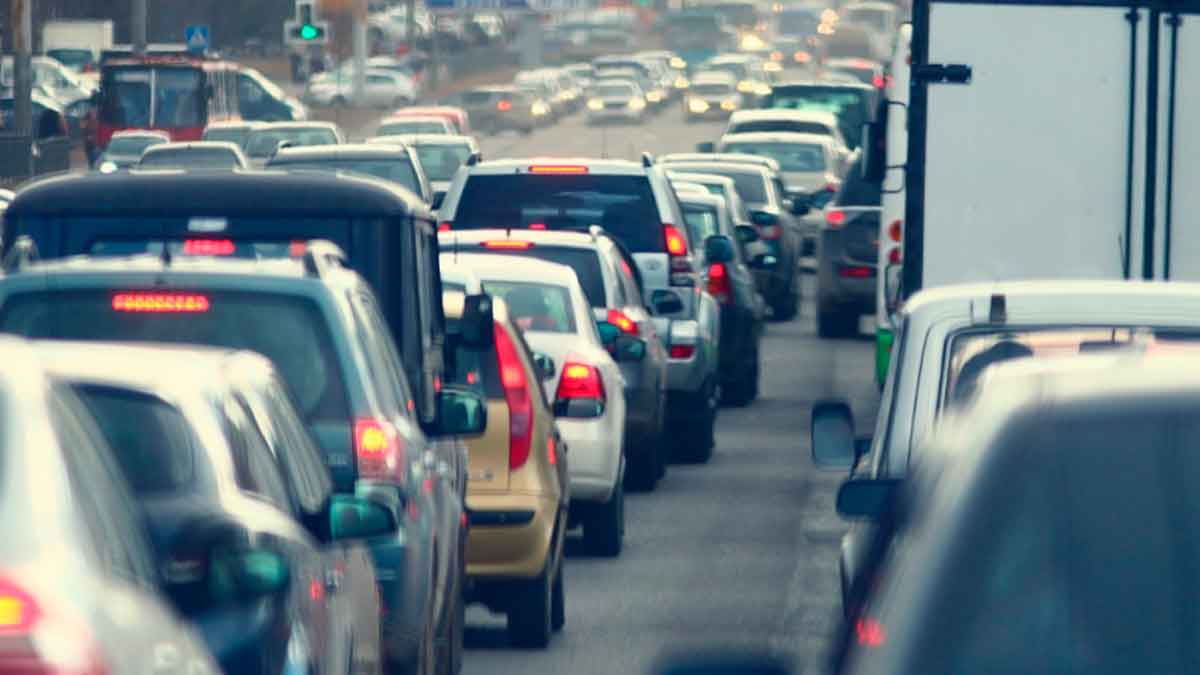 Tráfico de coches en una carretera, relacionado con la prohibición de vehículos de combustión en la Unión Europea para 2035.