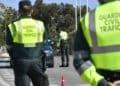 Guardia Civil realizando un control de tráfico en carretera durante un operativo de seguridad vial