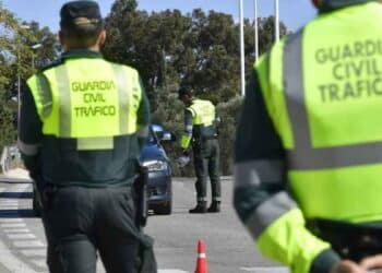 Guardia Civil realizando un control de tráfico en carretera durante un operativo de seguridad vial