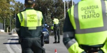 Guardia Civil realizando un control de tráfico en carretera durante un operativo de seguridad vial