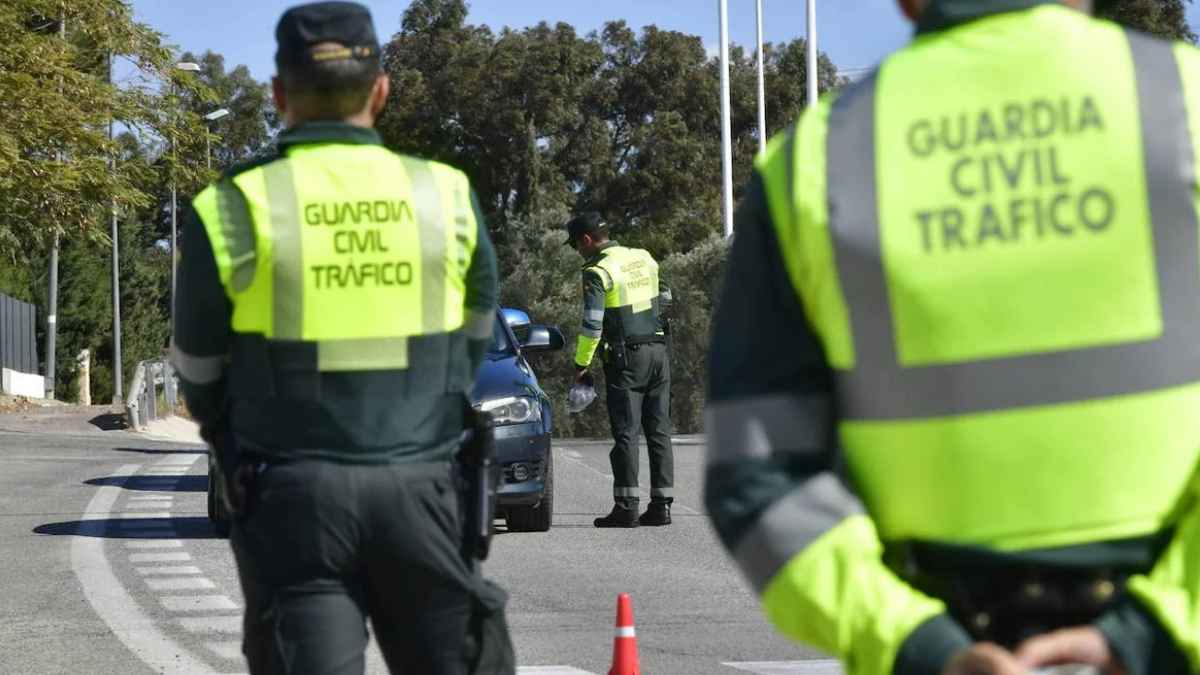 Guardia Civil realizando un control de tráfico en carretera durante un operativo de seguridad vial