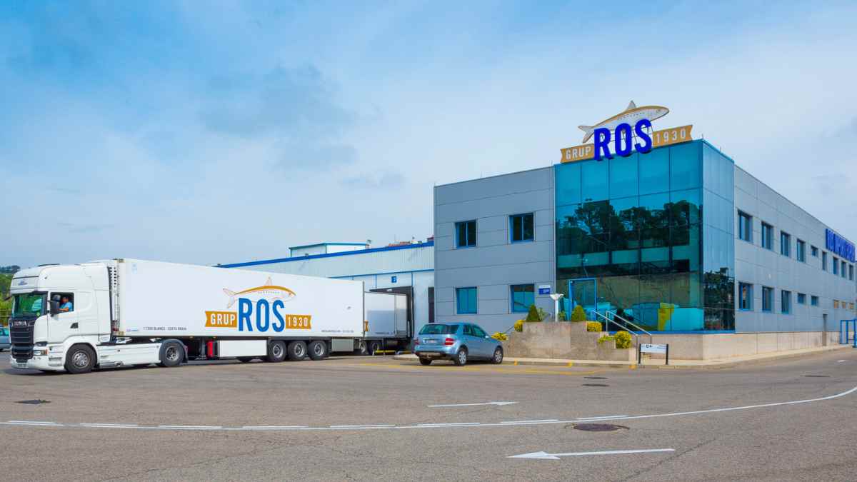 Fachada de Grupo Ros en Blanes, Girona, con camión de transporte. Empresa con 7 vacantes de empleo y sueldos de hasta 3.000 euros