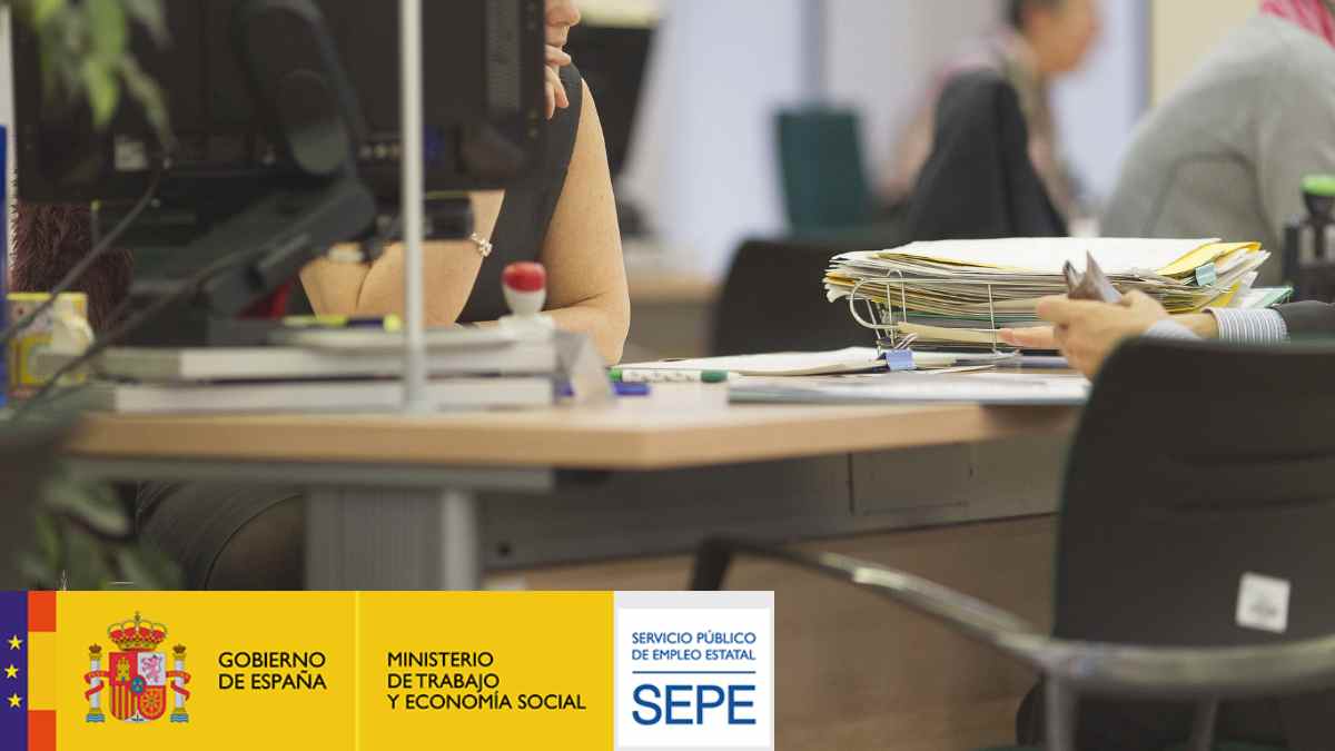 Oficina del SEPE con funcionarios revisando expedientes. Motivos por los que el SEPE puede retirar ayudas a desempleados