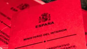 La tarjeta roja para trabajar en España: qué es y cómo solicitarla