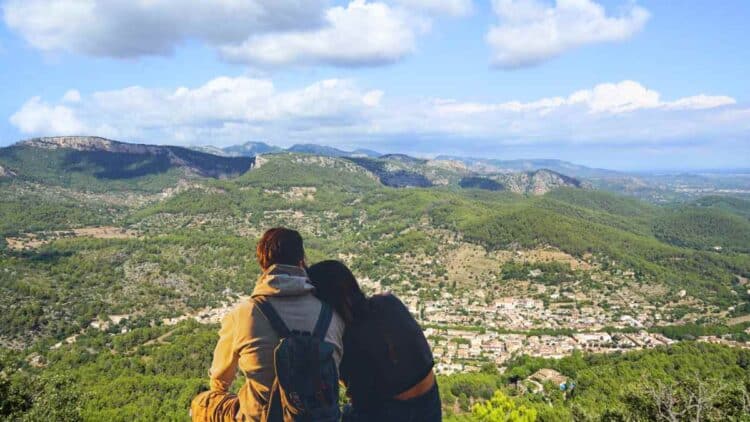 Oferta de empleo para contratar empleados del hogar en una finca de Mallorca