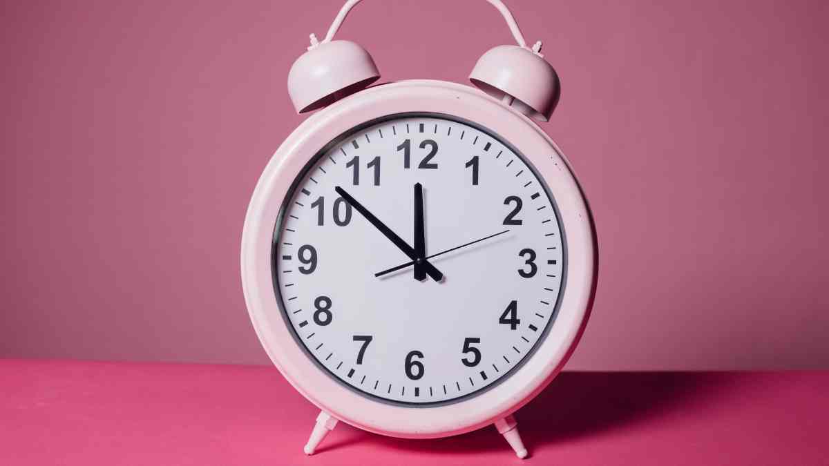 Reloj despertador rosa simbolizando el cambio de hora en 2025: expertos rechazan el horario de verano