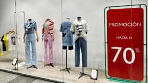 Adiós a una de las tiendas de ropa más populares en España: cierra 500 tiendas y despedirá al 24% de la plantilla