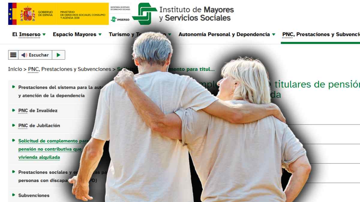 Pareja de jubilados consultando la web del Imserso para solicitar la ayuda de 525 euros