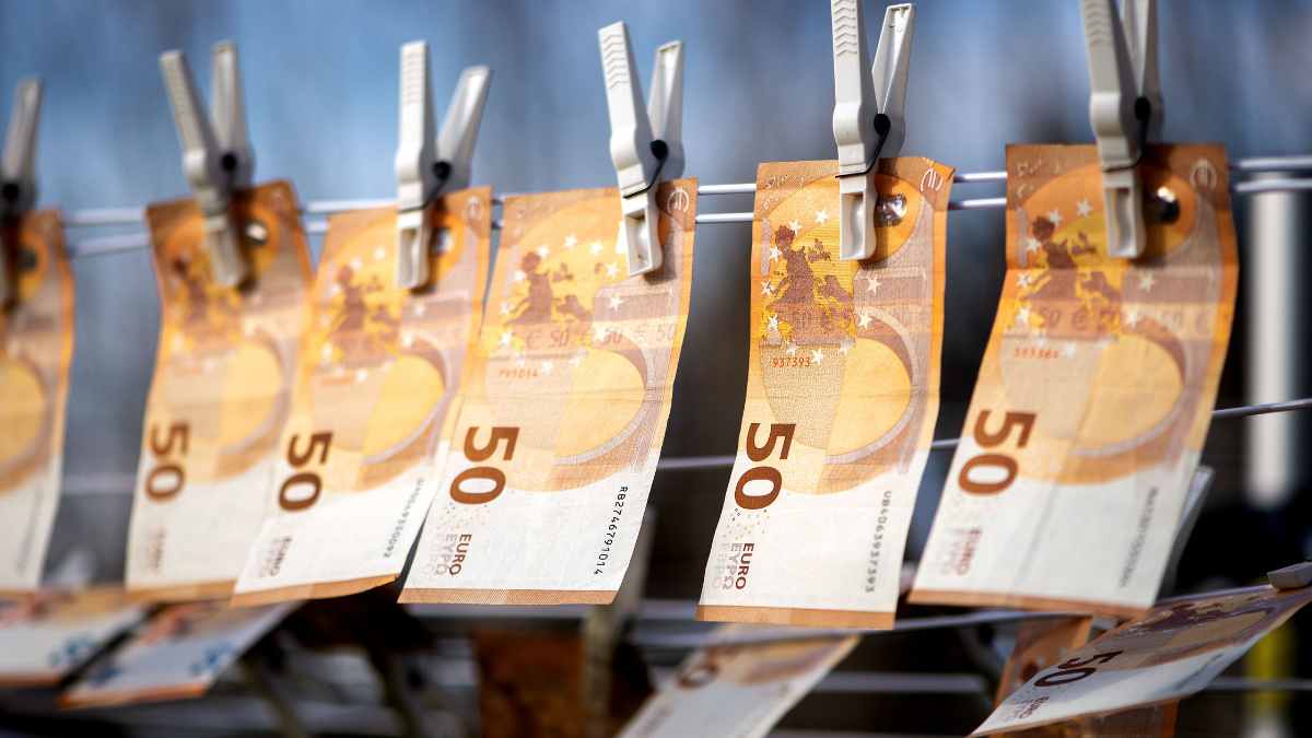 Billetes de 50 euros colgados, representando la pensión de un autónomo jubilado con base de cotización mínima en 2025