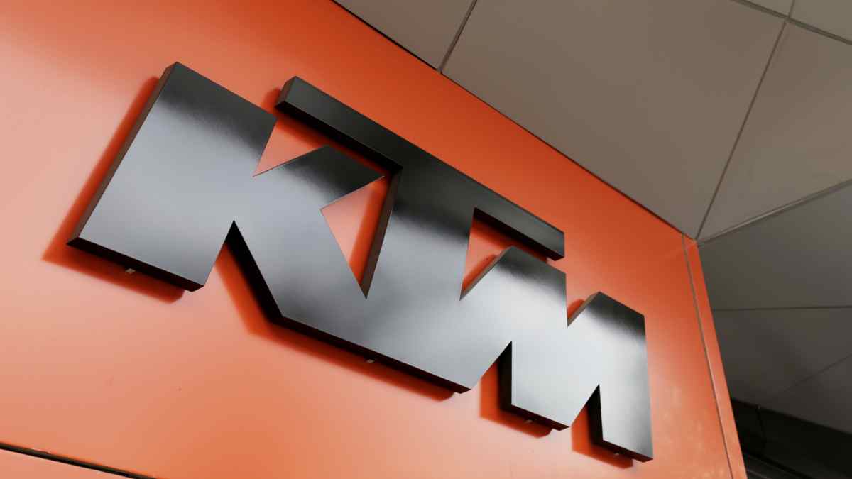 Logotipo de KTM en color negro sobre fondo naranja