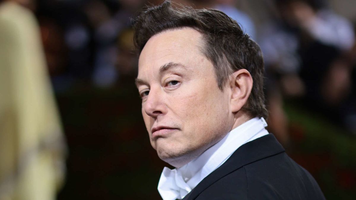 Elon Musk mirando de perfil mientras asiste a un evento público